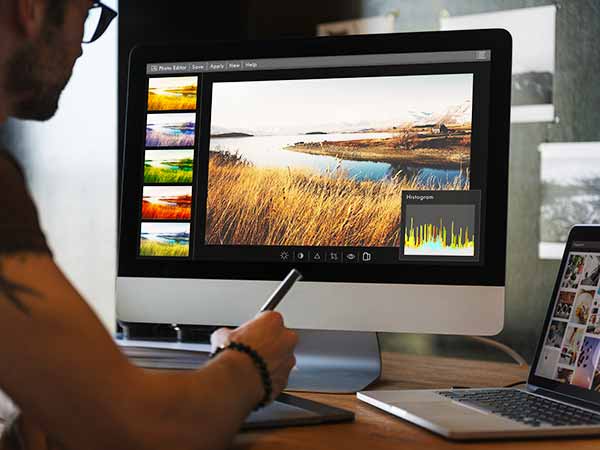 man-editing-photos-computer-600 Conseil en communication,création graphique numérique et print,Conseil en communication création graphique,Communication création graphique des entreprises