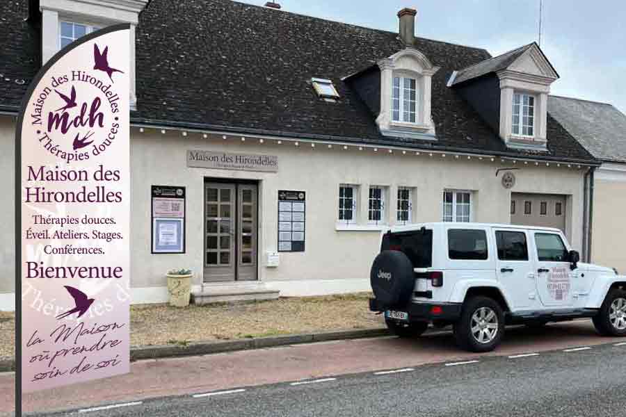 Façade de la Maison des Hirondelles à Vendôme avec oriflamme, signalétique et marquage véhicule réalisés par EMS